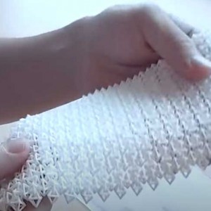 Разработана умная ткань, которую можно будет использовать для создания экзоскелета для поддержки позвоночника инвалидов.